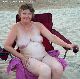 nackte Oma am Strand